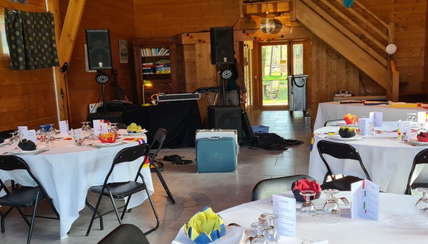 Fêter un anniversaire en grand comité : les atouts d’un lieu avec salle et couchages